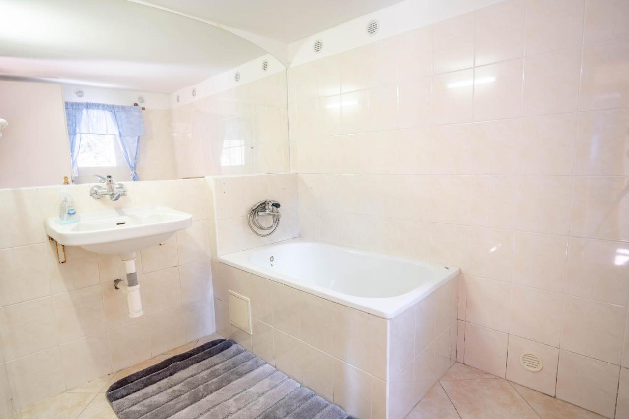 Roubenka Mustelka Apartment โรกีนีซ นัด ยีเซอโร ภายนอก รูปภาพ